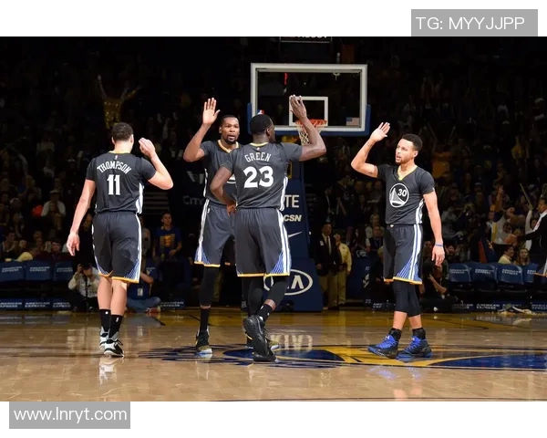 勇士与雷霆首场对决精彩回顾与赛后分析